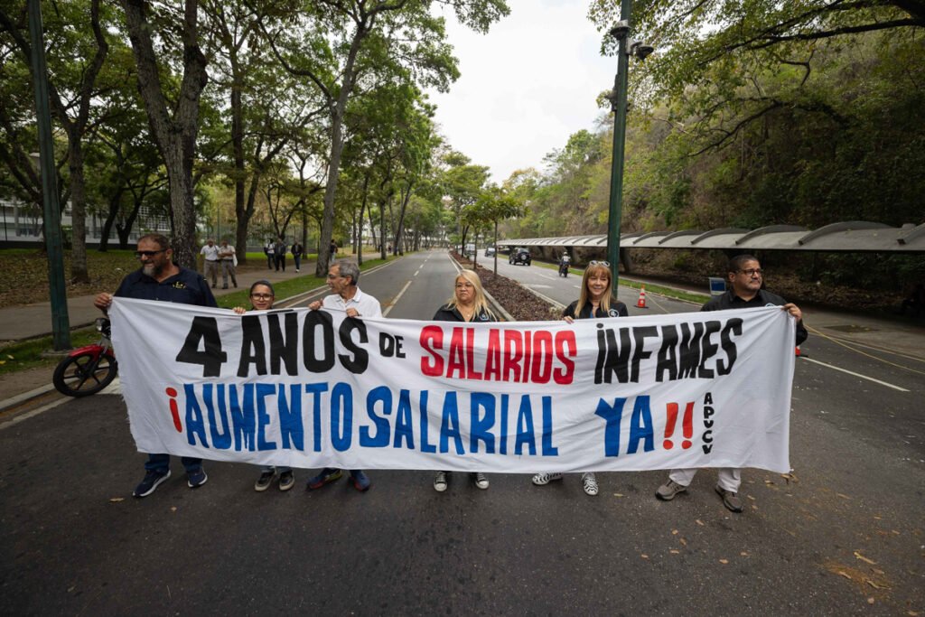 Trabajadores de 23 universidades de Venezuela se suman a paro por aumento salarial